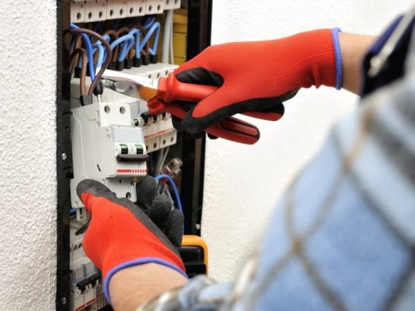 electrician-services-768x576